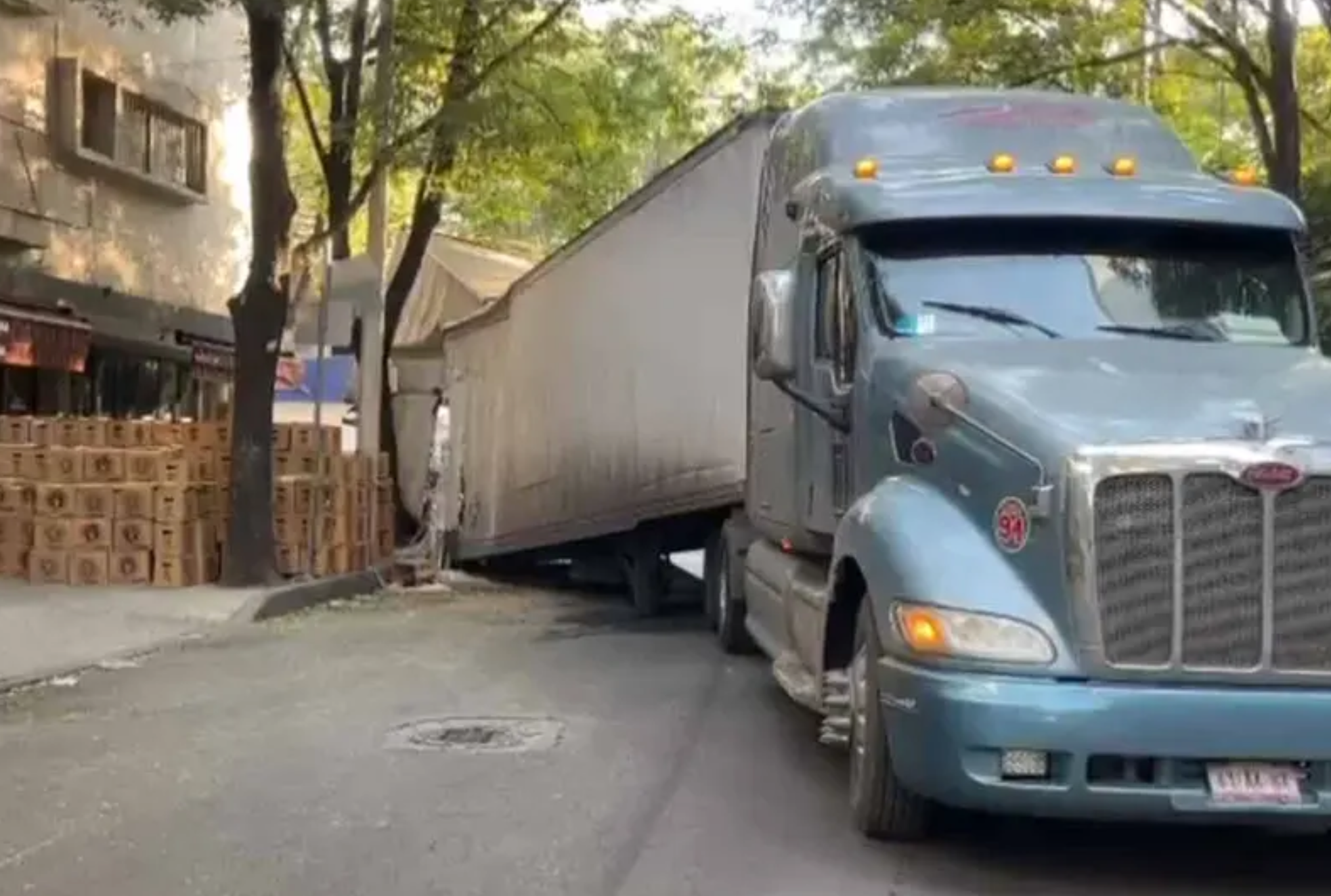 Tráiler se parte en dos en Polanco CDMX 